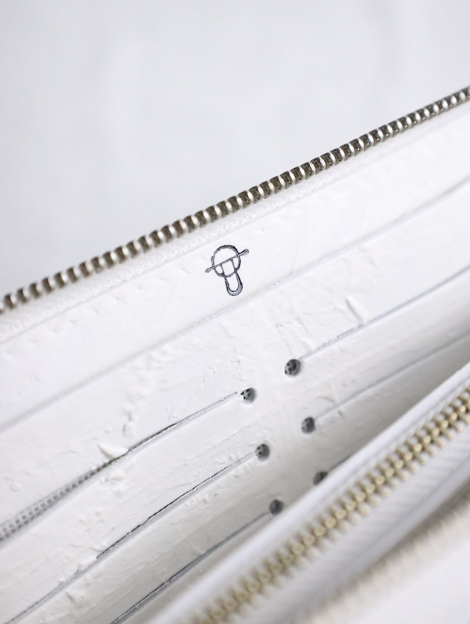kagari yusuke zip-around long wallet white