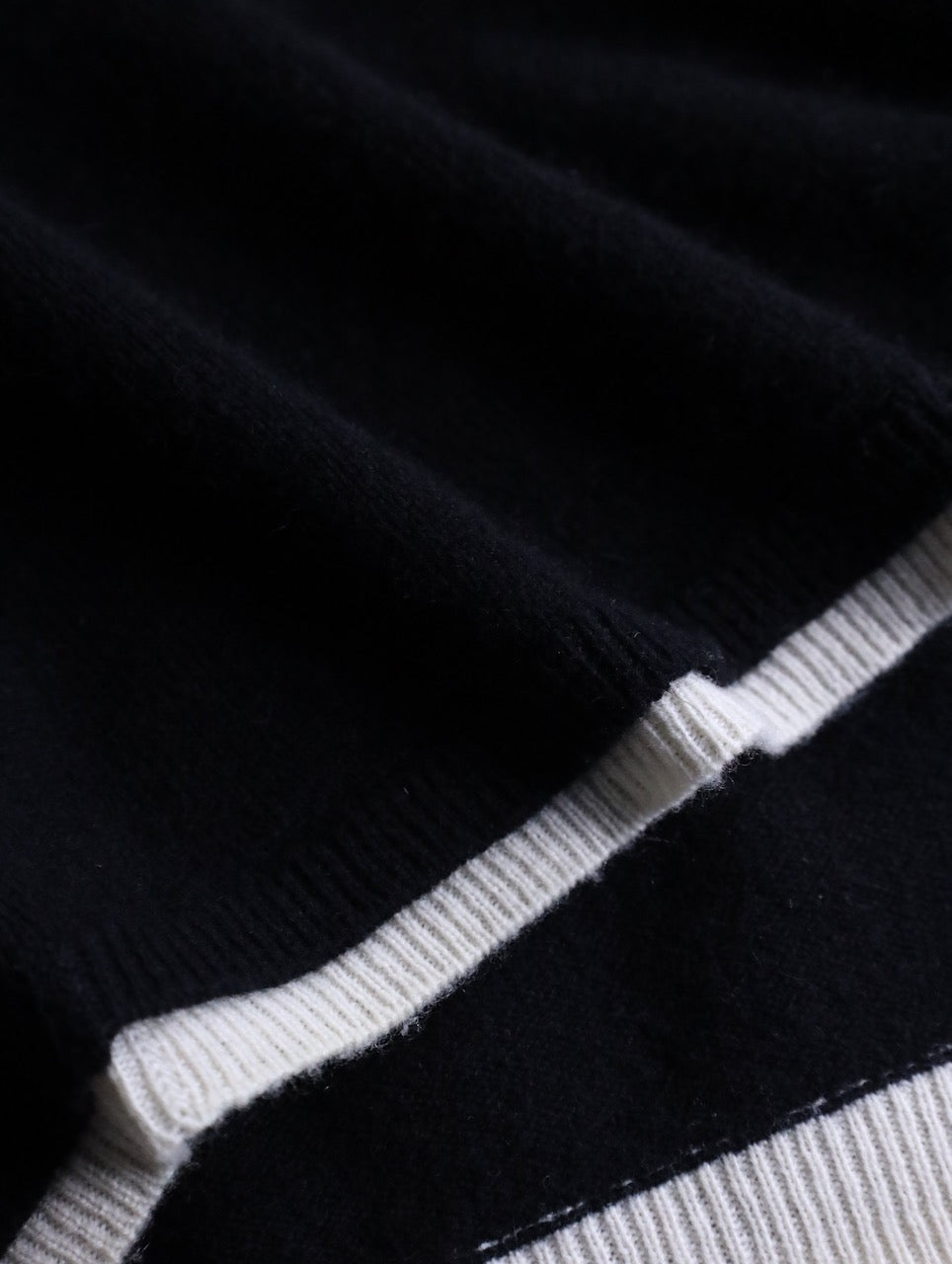 100% cashmere layered like knit sweater black-white