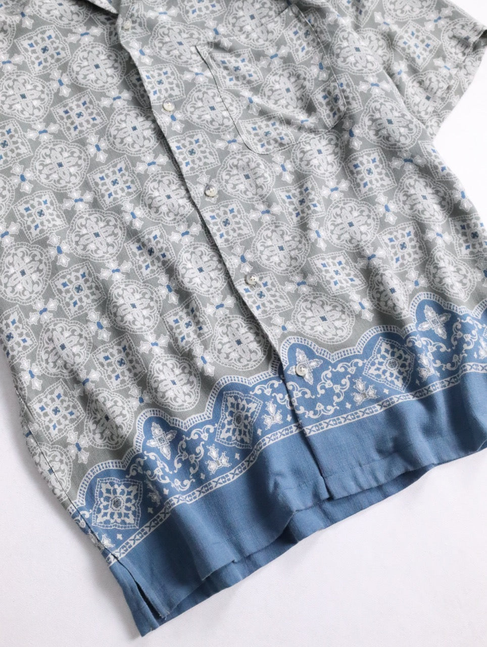 claiborne S/S open collar tile pattern shirt gray-blue-white