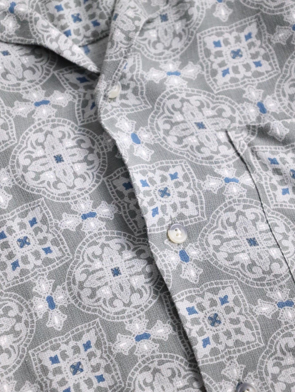 claiborne S/S open collar tile pattern shirt gray-blue-white