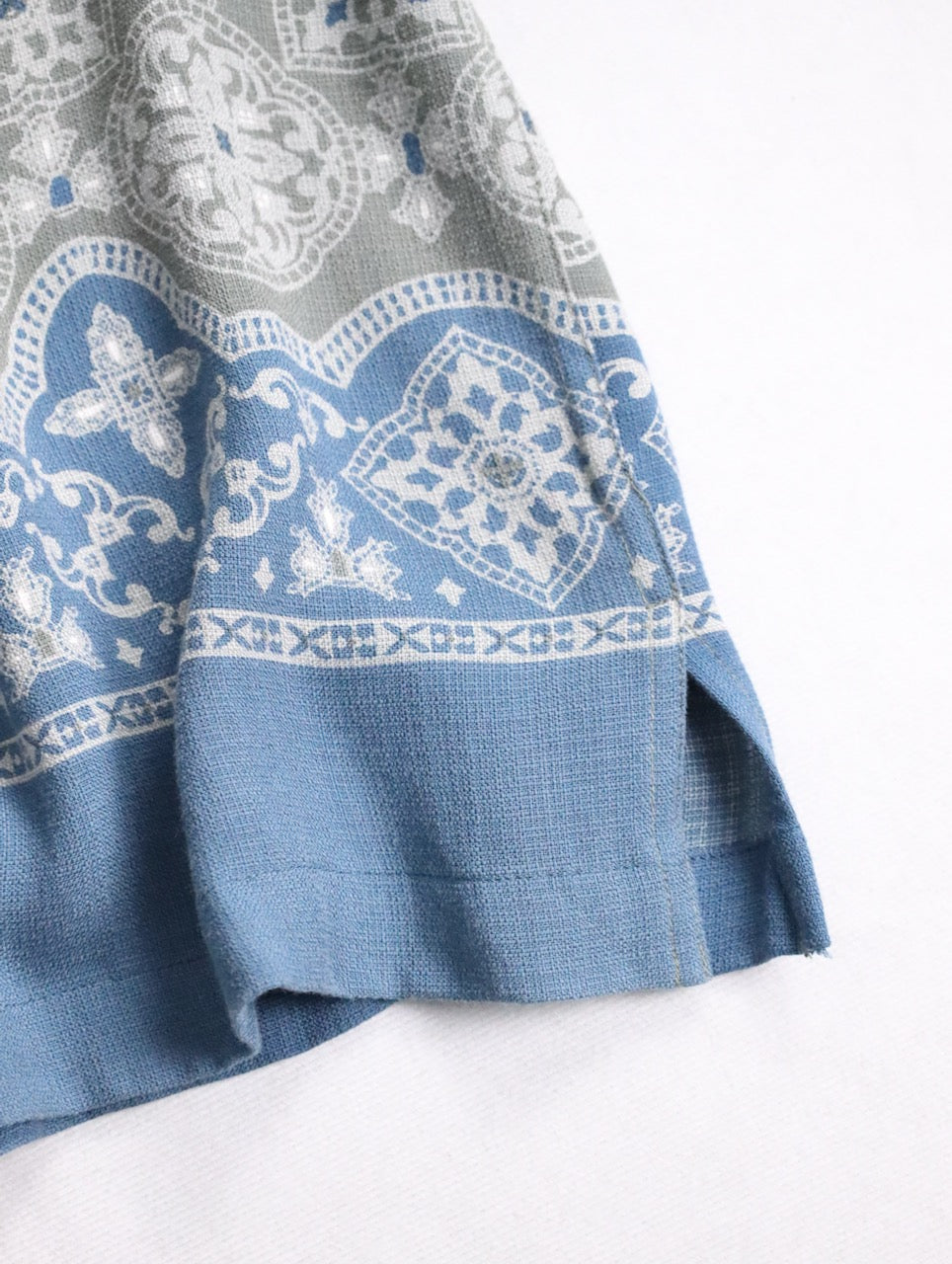 claiborne S/S open collar tile pattern shirt gray-blue-white