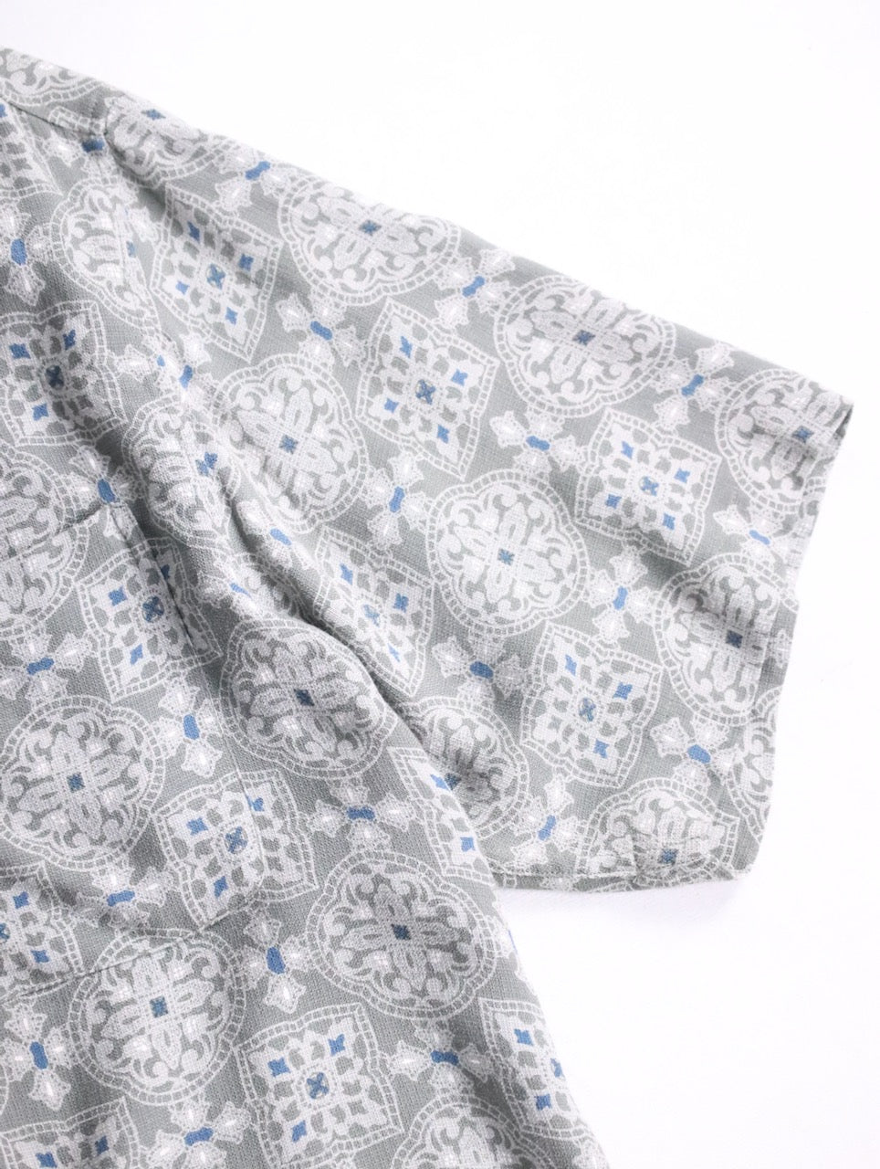 claiborne S/S open collar tile pattern shirt gray-blue-white