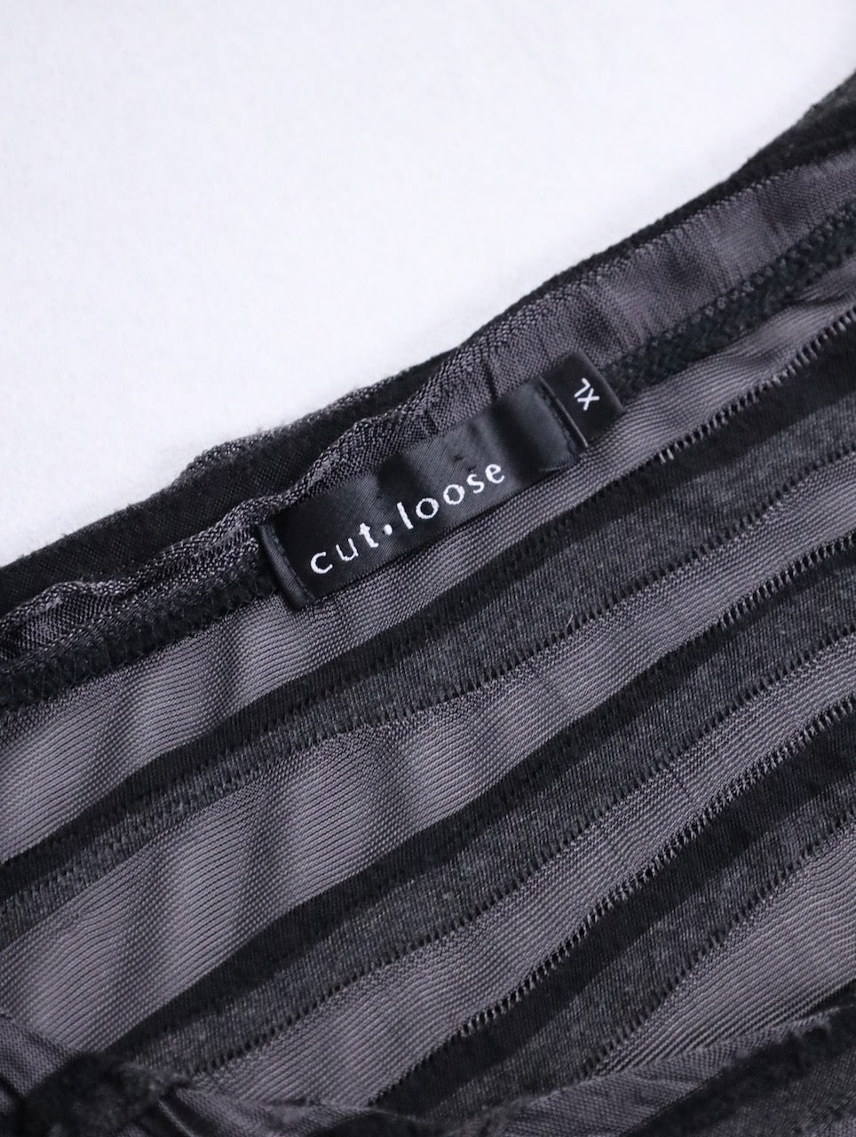 sheer border L/S cutsew black-gray