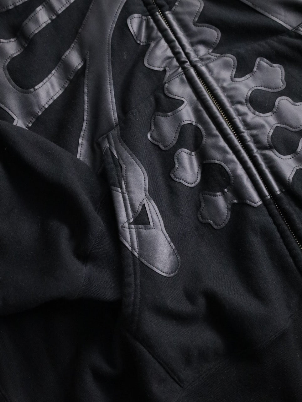 TAKAHIROMIYASHITATheSoloist. bone design zip hoodie black