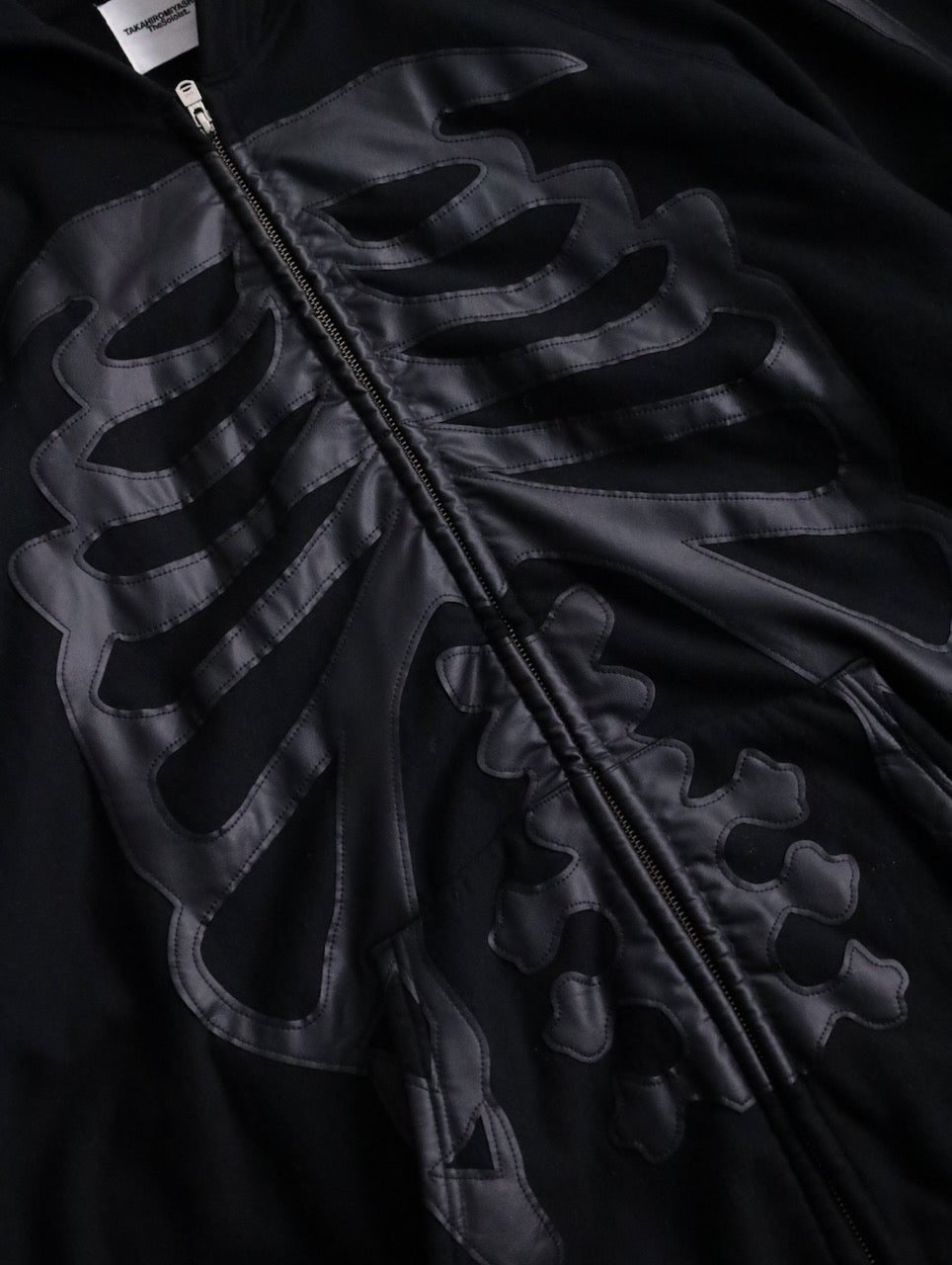 TAKAHIROMIYASHITATheSoloist. bone design zip hoodie black