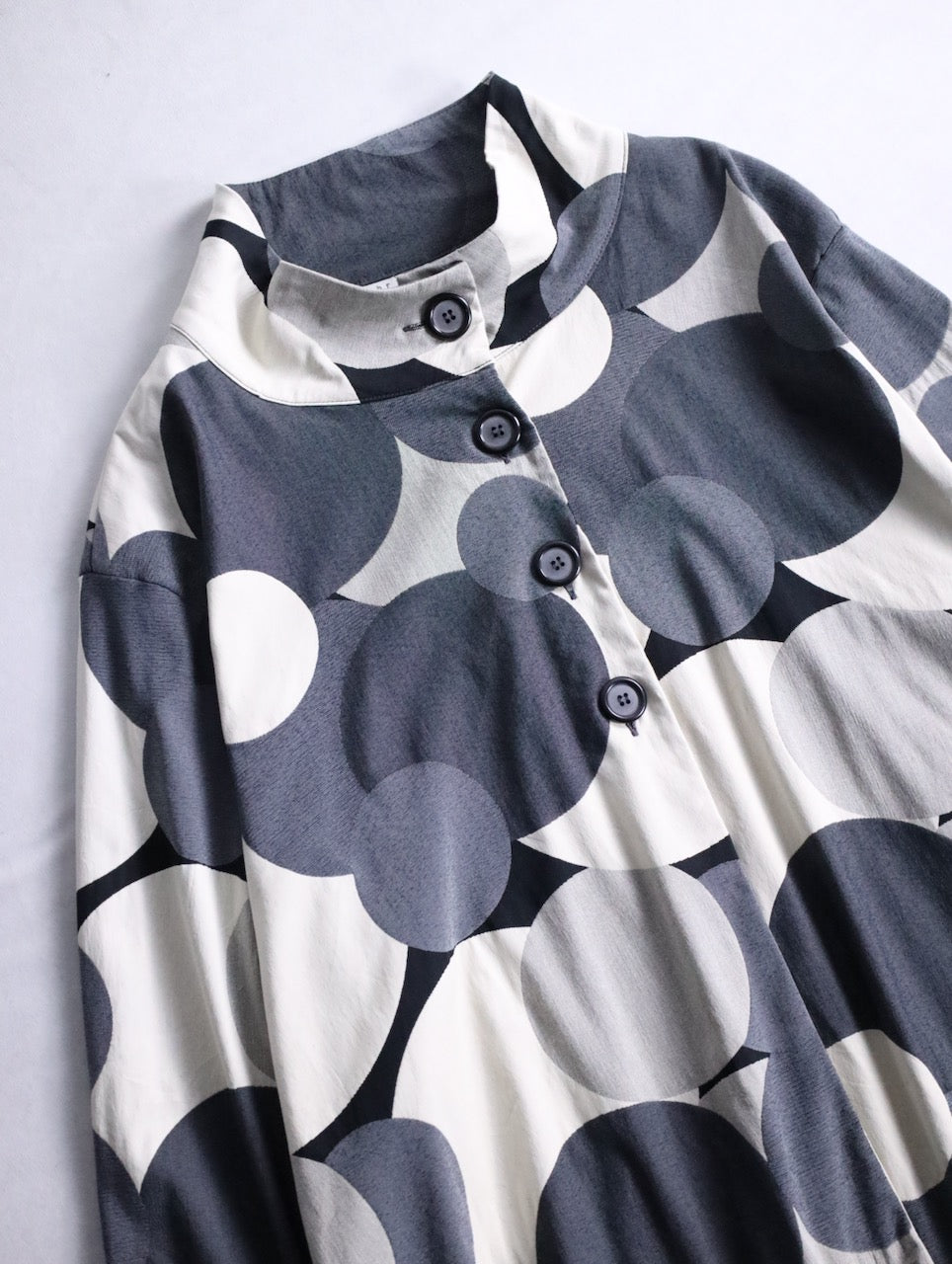 standneck circle design shirtjacket white-gray-black