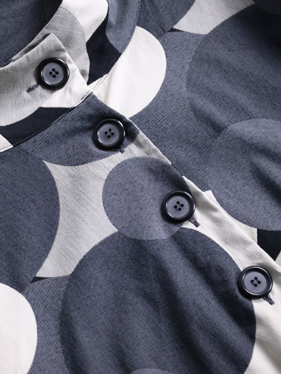 standneck circle design shirtjacket white-gray-black