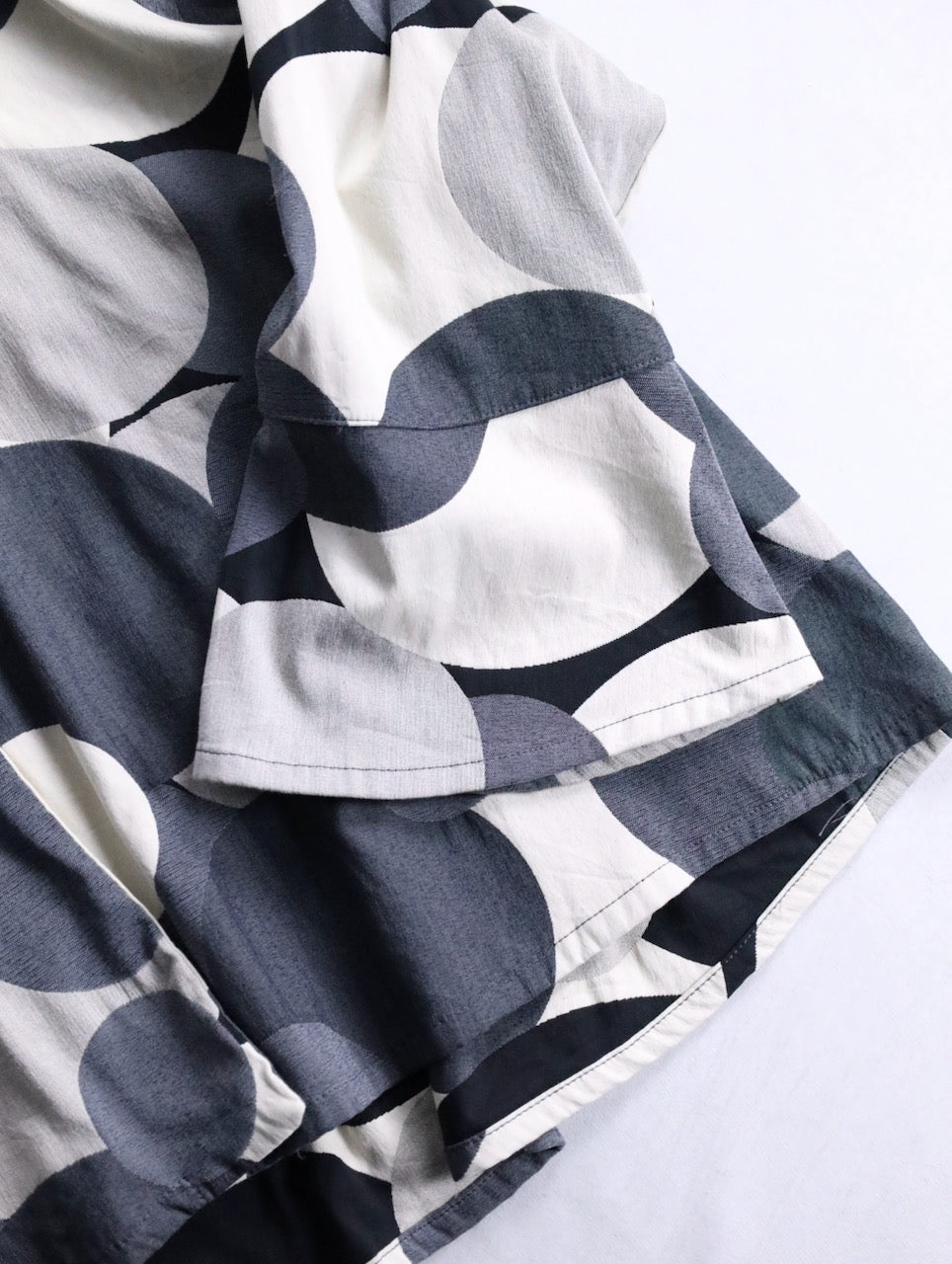 standneck circle design shirtjacket white-gray-black