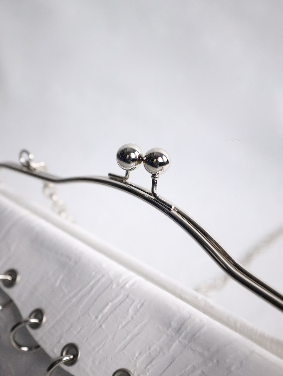kagari yusuke chatelaine bag white