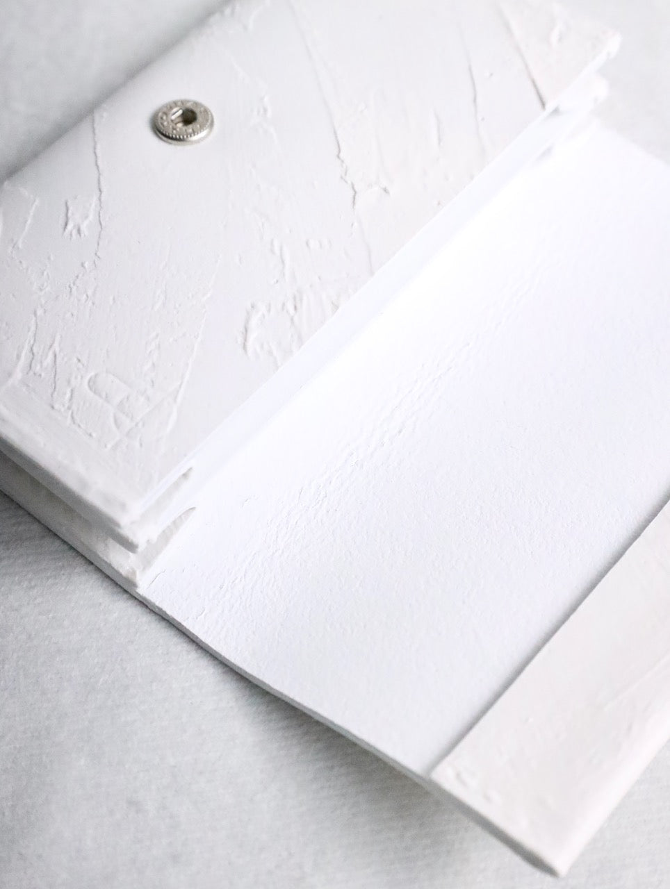 kagari yusuke card case white