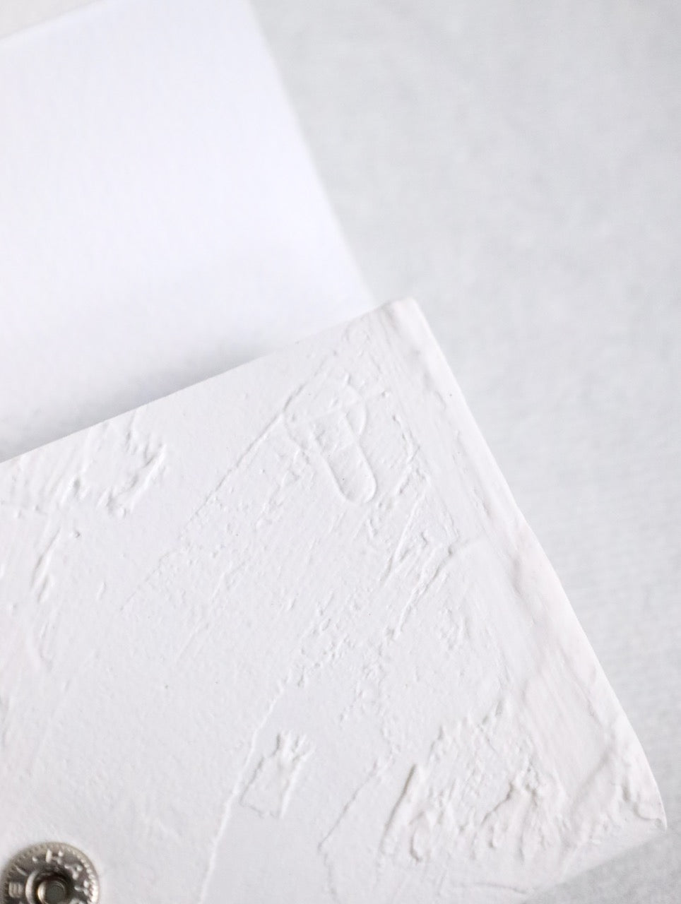 kagari yusuke card case white