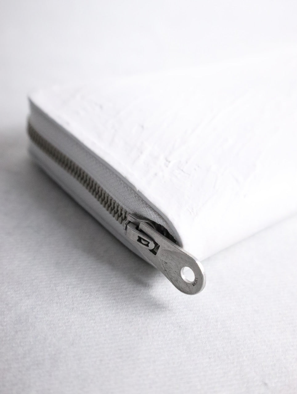 kagari yusuke zip-around long wallet white