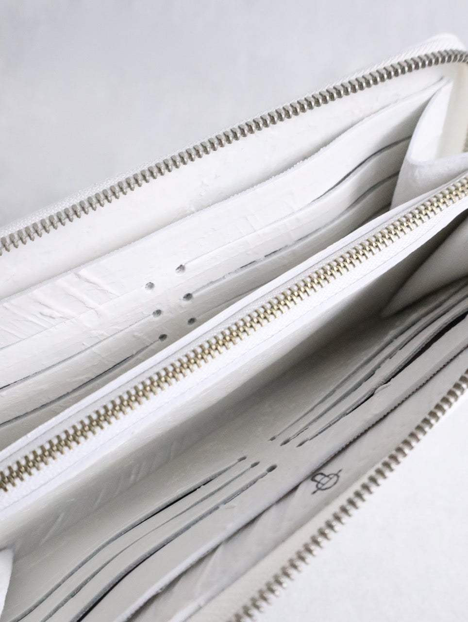 kagari yusuke zip-around long wallet white