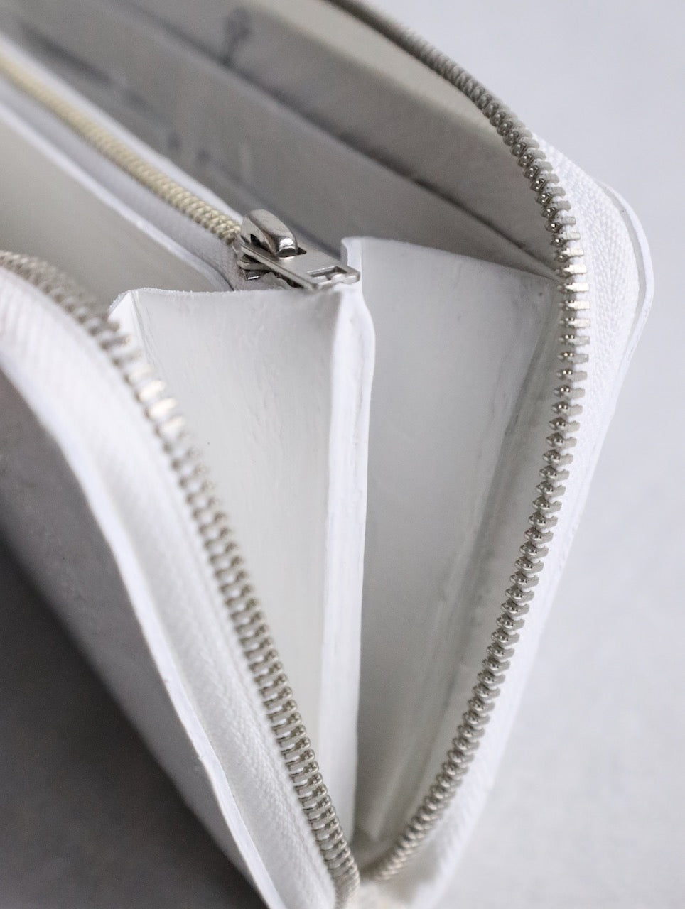 kagari yusuke zip-around long wallet white
