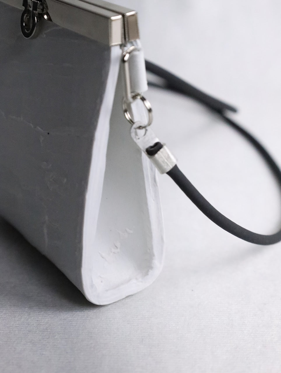 kagari yusuke clasp wallet white
