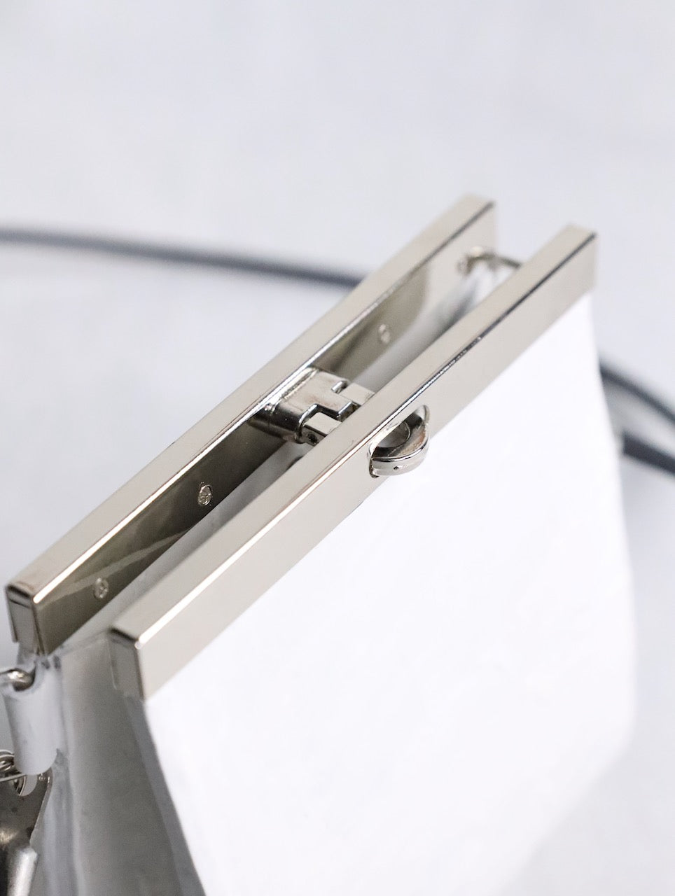 kagari yusuke clasp wallet white