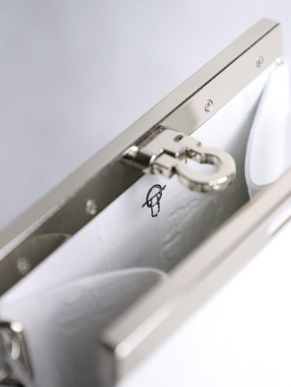 kagari yusuke clasp wallet white