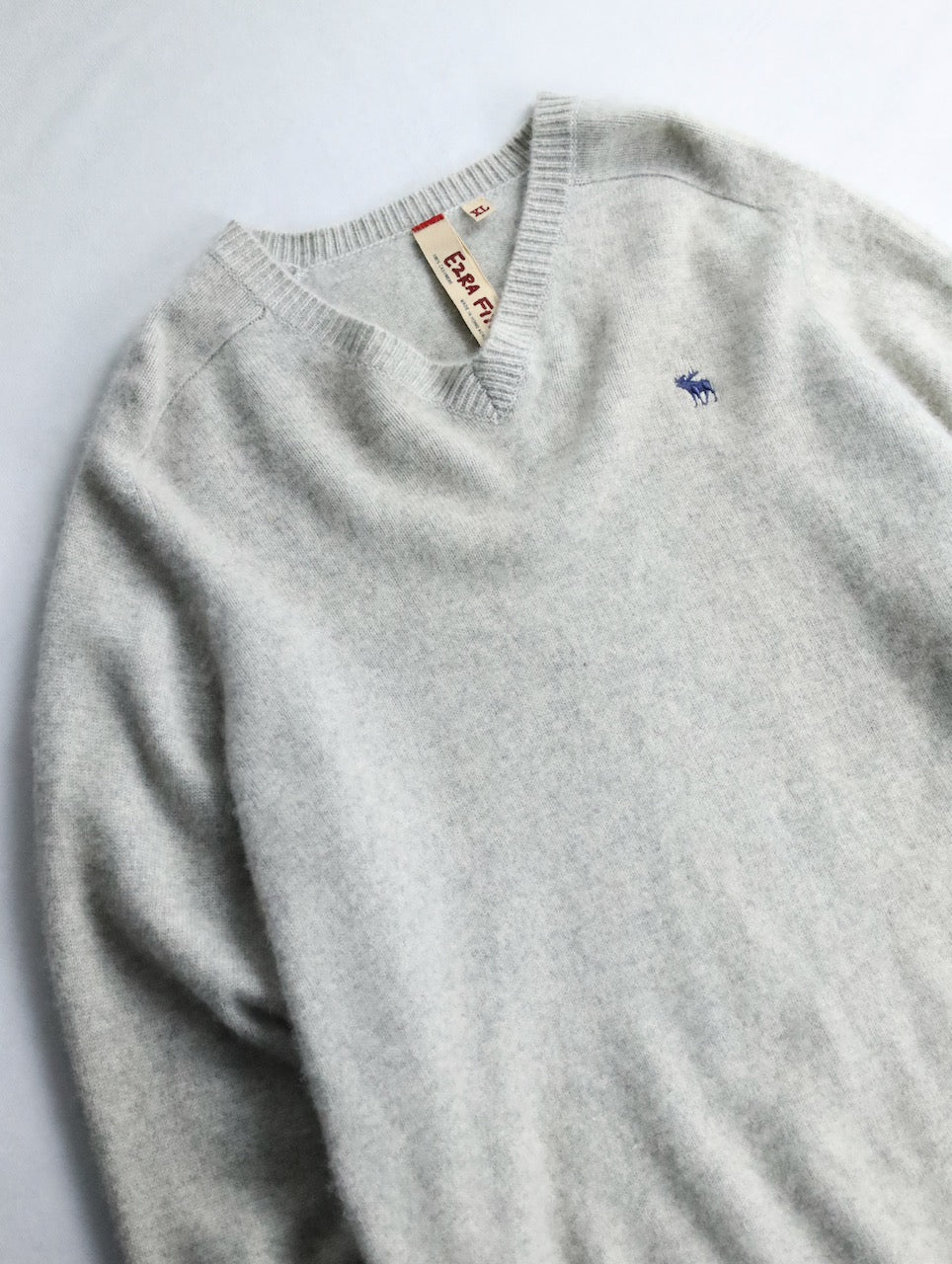 100% cashmere vneck knit light gray