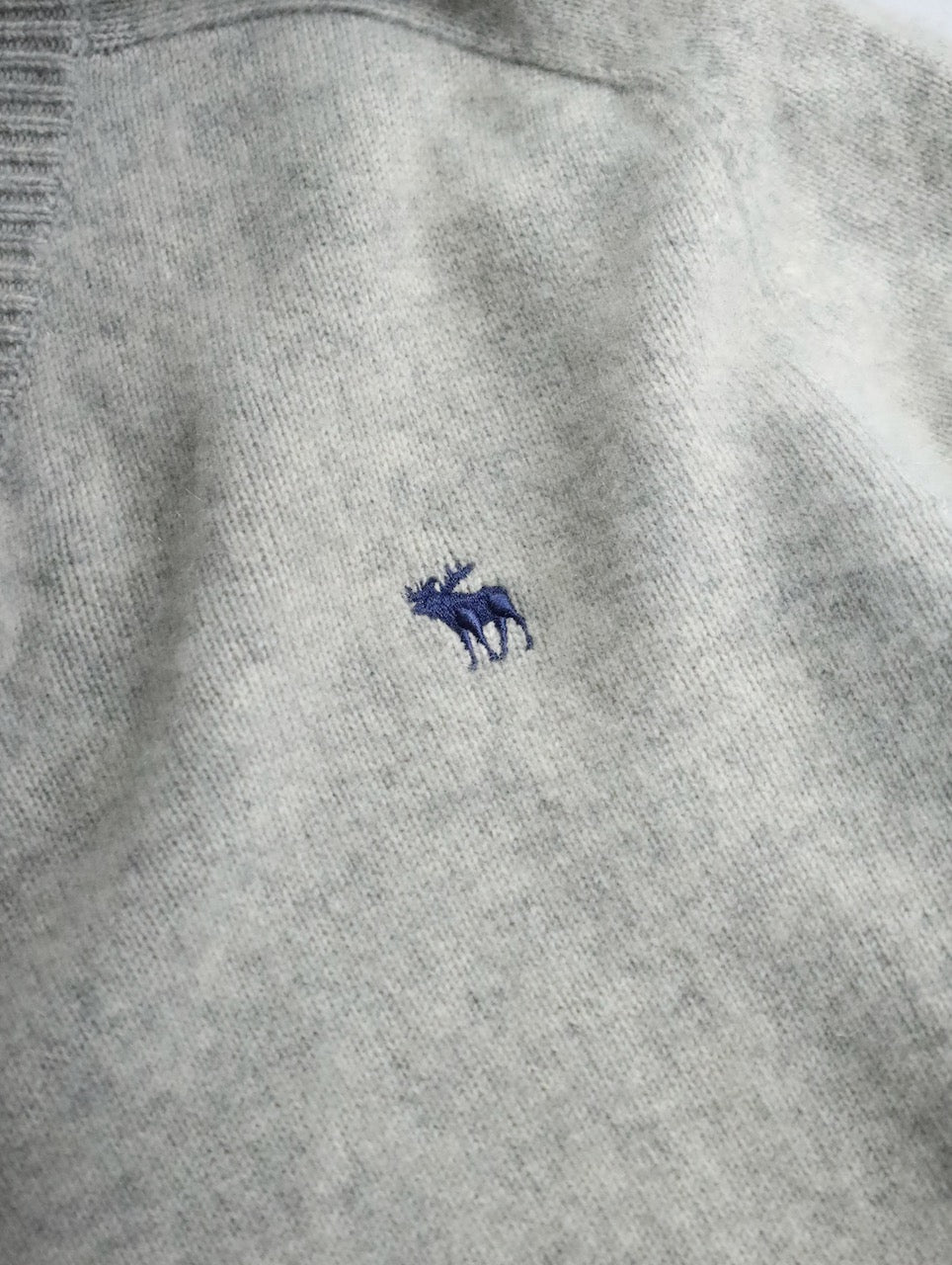 100% cashmere vneck knit light gray