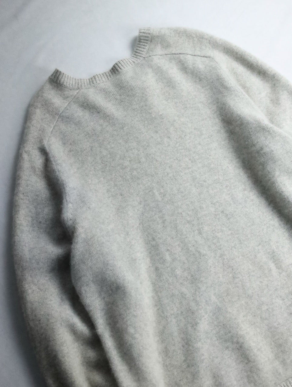 100% cashmere vneck knit light gray