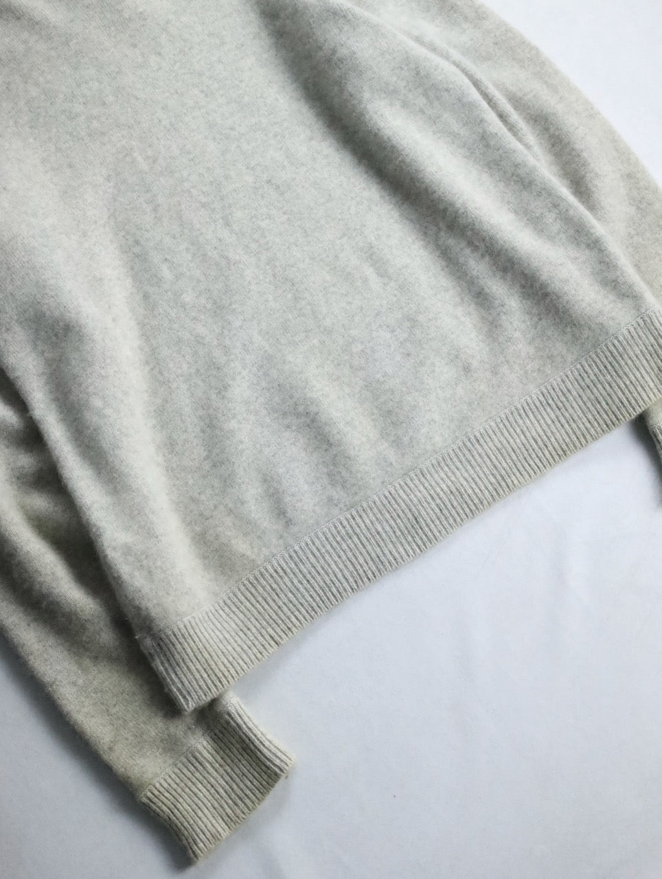 100% cashmere vneck knit light gray