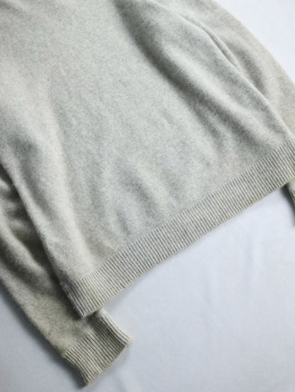 100% cashmere vneck knit light gray