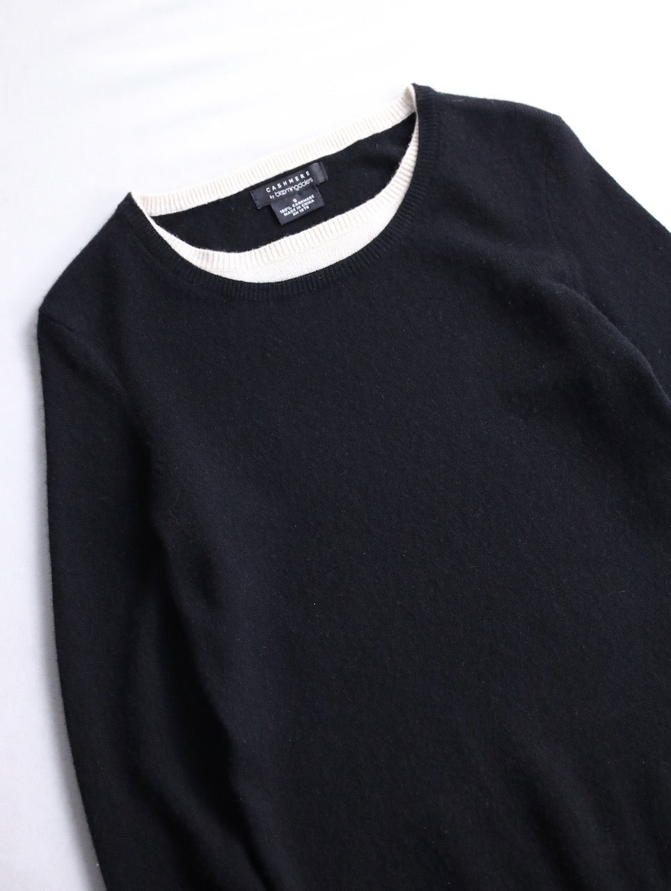 100% cashmere layered like knit sweater black-white