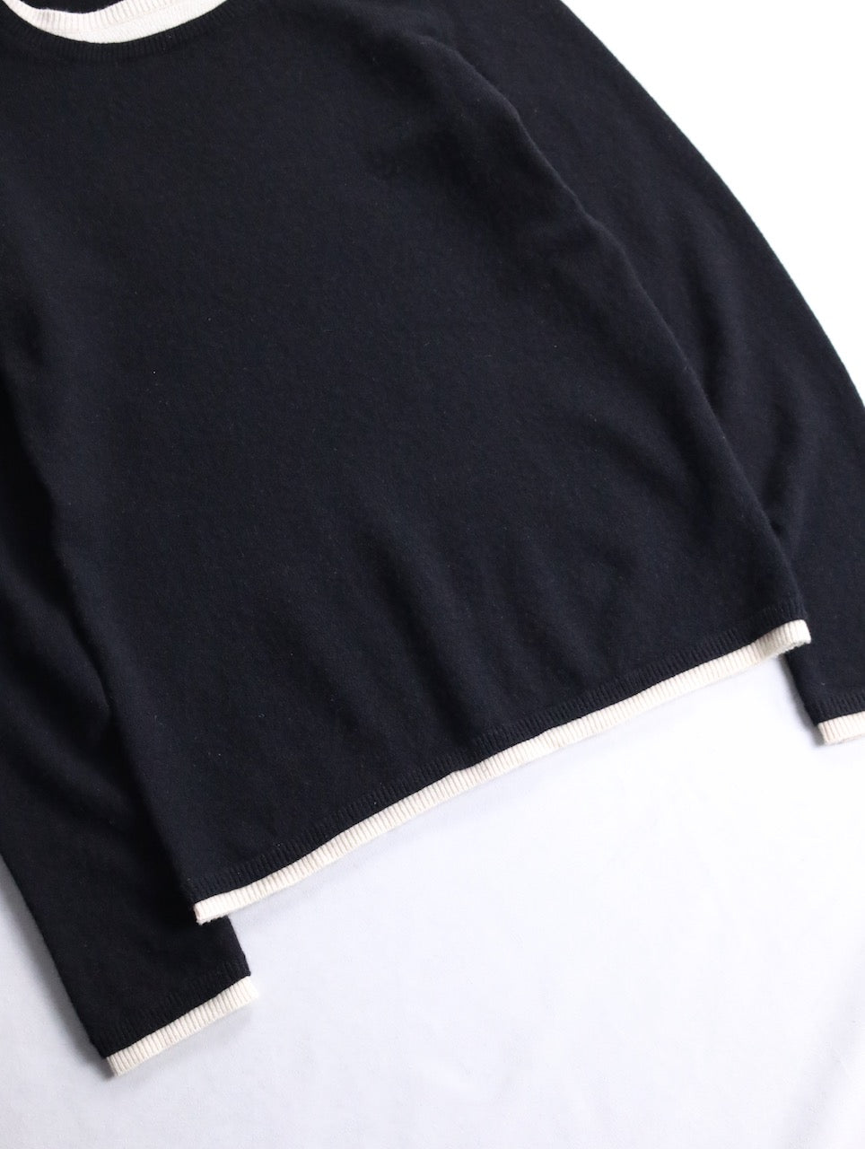 100% cashmere layered like knit sweater black-white