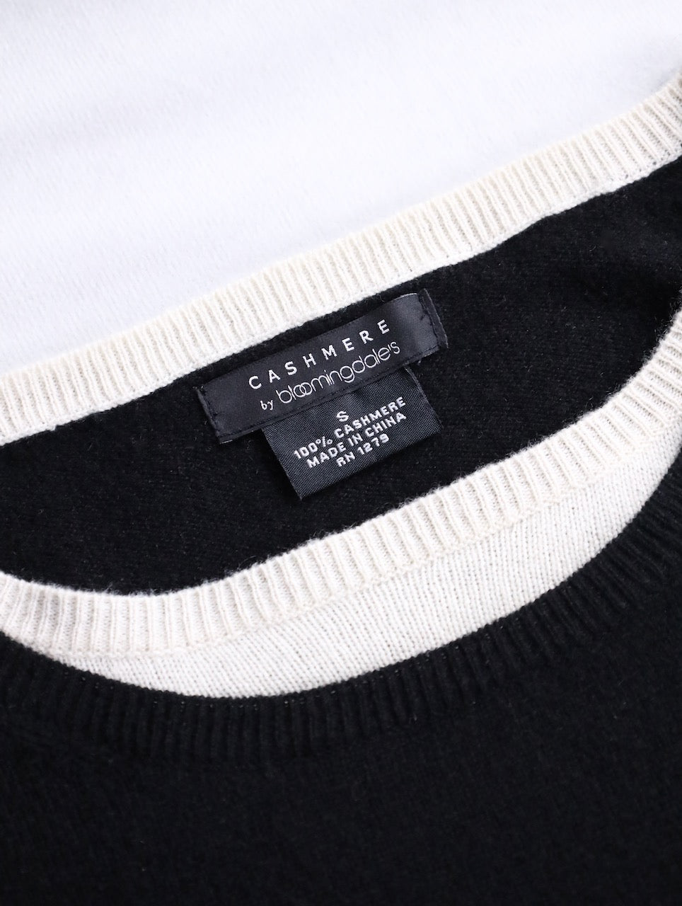 100% cashmere layered like knit sweater black-white