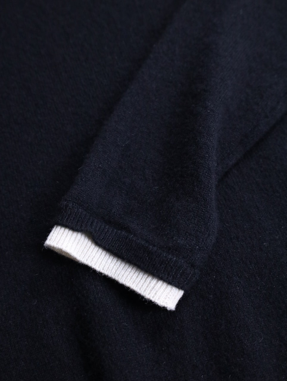 100% cashmere layered like knit sweater black-white