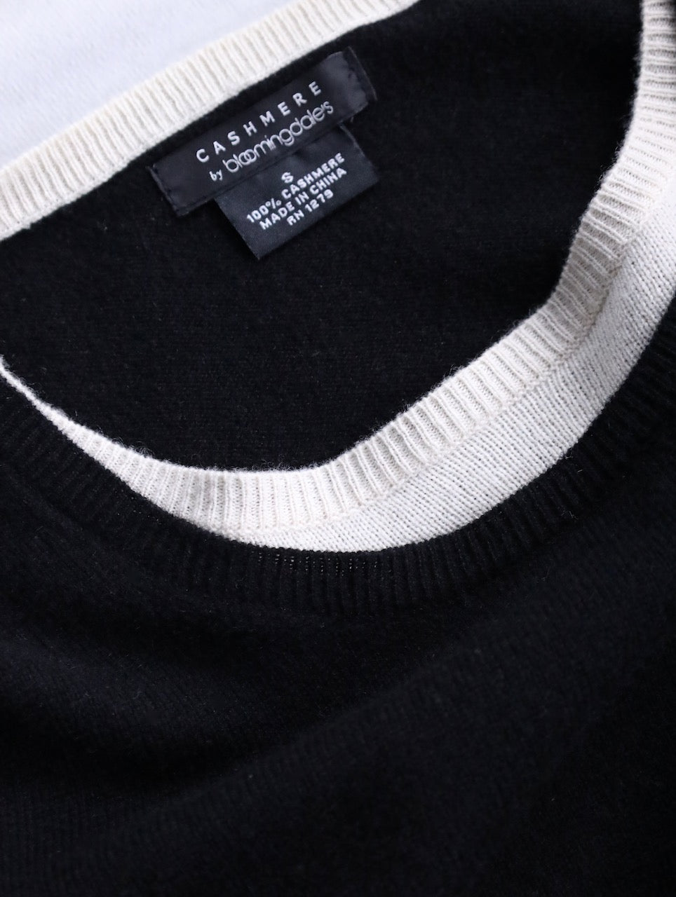100% cashmere layered like knit sweater black-white