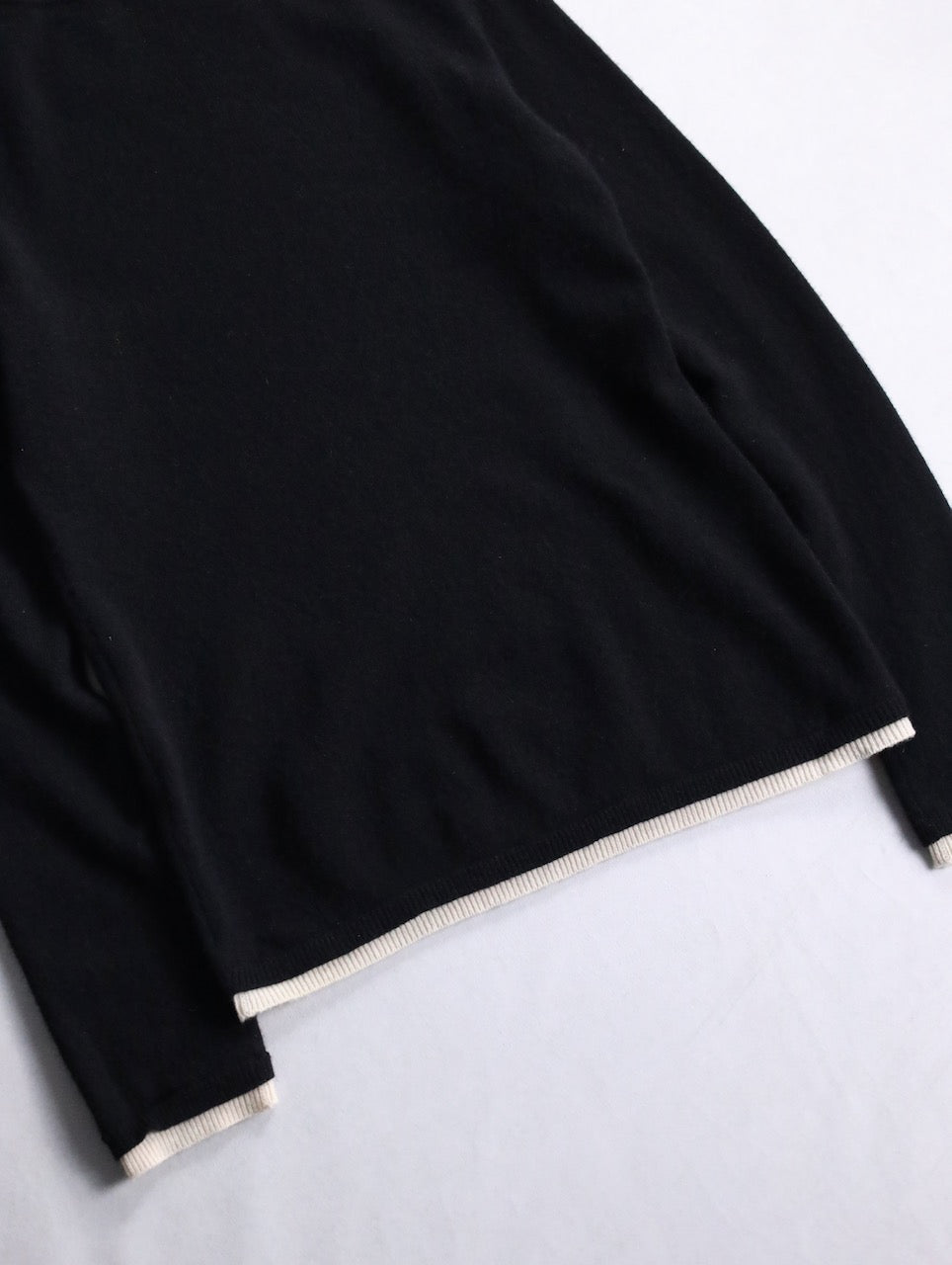 100% cashmere layered like knit sweater black-white