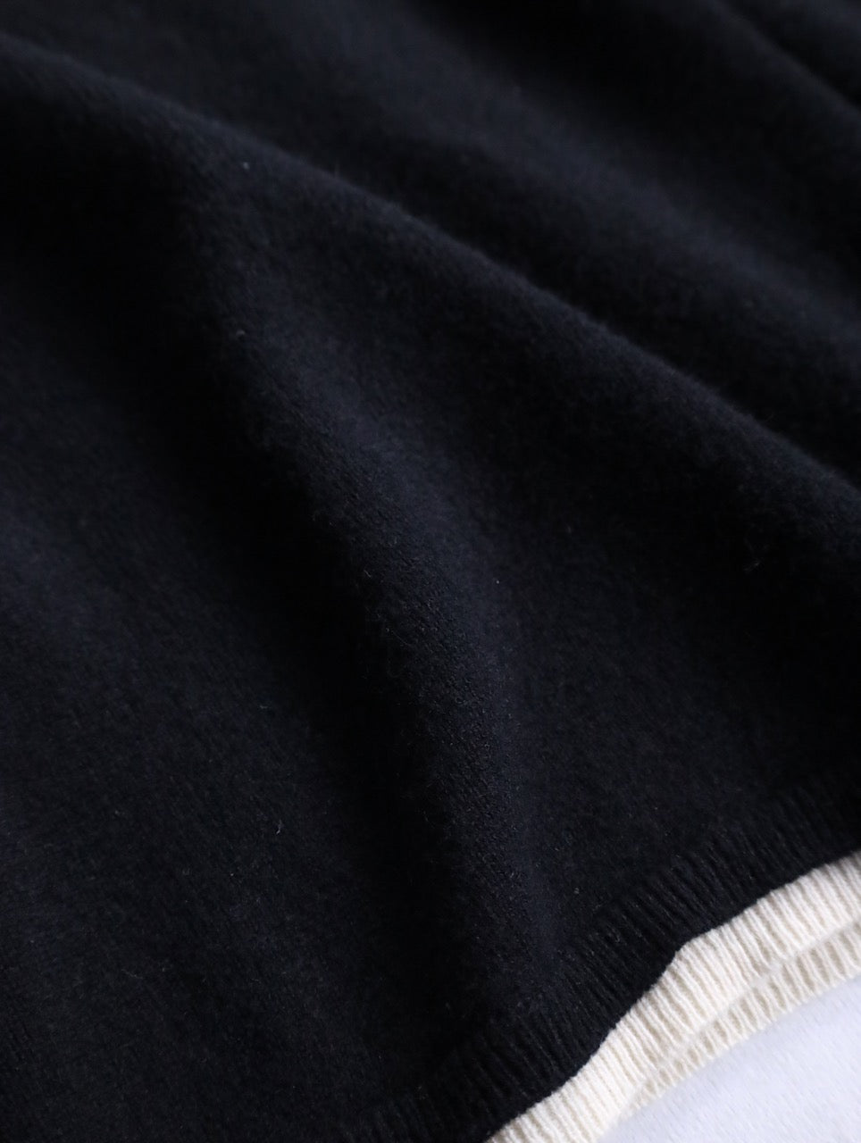 100% cashmere layered like knit sweater black-white