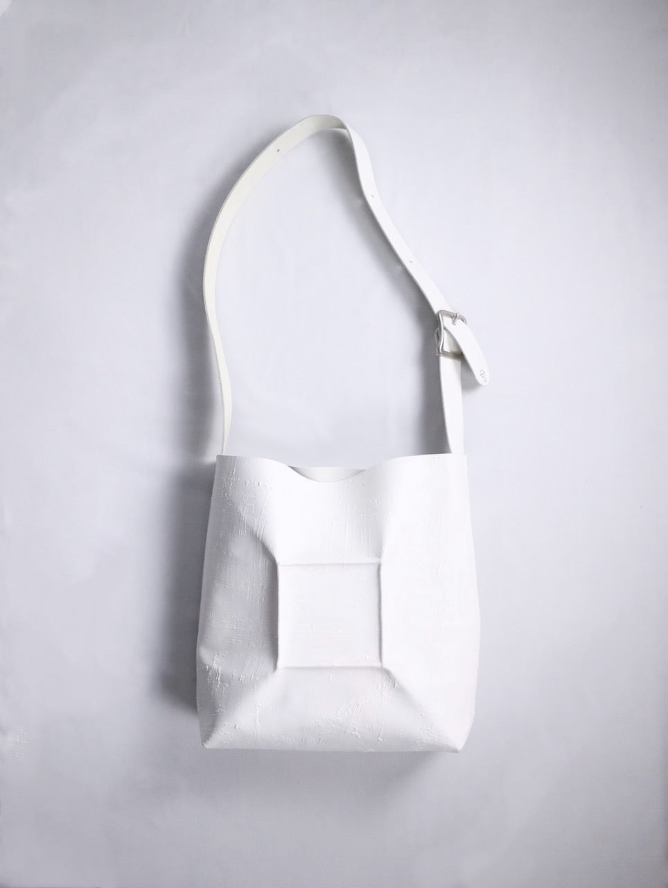 kagari yusuke square shoulder bag white
